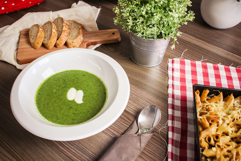 spinach-soup-with-slices-of-bread