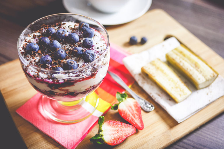 healthy-morning-dessert-blueberries-sundae